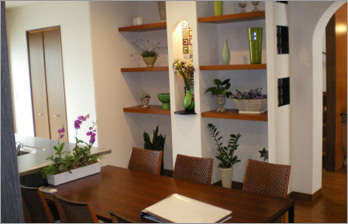 グリーンレンタル 事例002飾り棚に小さめの植物